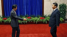 Japonský premiér inzó Abe (vlevo) se na okraj summitu Rady pro ekonomickou...