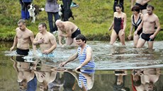 Více než tři desítky otužilců se v neděli odpoledne sešly na břehu rybníka v... Více než tři desítky otužilců se v neděli odpoledne sešly na břehu rybníka v...