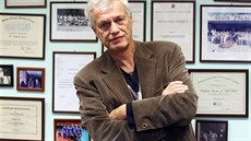 Neurochirurg Vladimír Beneš ve své pracovně přednosty v Ústřední vojenské... Neurochirurg Vladimír Beneš ve své pracovně přednosty v Ústřední vojenské...