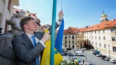 Primátor Tomáš Hudeček vyvěsil na Novou radnici ukrajinskou vlajku jako gesto... Primátor Tomáš Hudeček vyvěsil na Novou radnici ukrajinskou vlajku jako gesto...