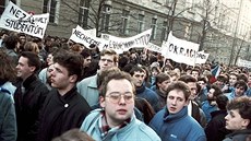 Shromádní student a oban na Albertov 17. listopadu 1989.