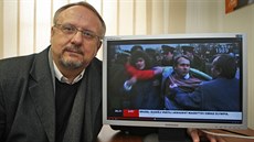 Jaroslav Marek se záběrem z ledna 1989, kdy jeho i manželku na demonstraci na... Jaroslav Marek se záběrem z ledna 1989, kdy jeho i manželku na demonstraci na...