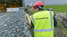 Blanka ještě není kompletní. U místa pro heliport dělníci ještě opravují část... Blanka ještě není kompletní. U místa pro heliport dělníci ještě opravují část...