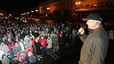 Před pěti lety se před divadlem sešlo několik stovek lidí, promluvil k nim mimo... Před pěti lety se před divadlem sešlo několik stovek lidí, promluvil k nim mimo...