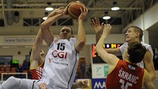 Jan Jiříček z Děčína v těžké situaci pod tlakem obrany Pardubic. Jan Jiříček z Děčína v těžké situaci pod tlakem obrany Pardubic.
