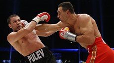 Vladimir Kličko (vpravo) jde po soupeři ostře, Kubrat Pulev je v hluboké Vladimir Kličko (vpravo) jde po soupeři ostře, Kubrat Pulev je v hluboké