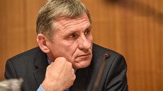 Jiří Čunek na zasedání vsetínského zastupitelstva. Jiří Čunek na zasedání vsetínského zastupitelstva.
