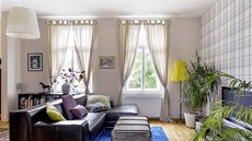 Obývací pokoj je vybavený koženou sedací soupravu (IKEA). Stolek nahradil starý Obývací pokoj je vybavený koženou sedací soupravu (IKEA). Stolek nahradil starý