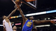 Podkošový souboj v podání Harrisona Barnese (vpravo) z Golden State a Markieffa... Podkošový souboj v podání Harrisona Barnese (vpravo) z Golden State a Markieffa...