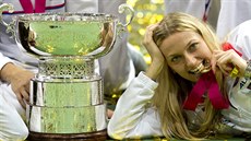 POSLEDNÍ LETONÍ TRIUMF. Petra Kvitová získala potetí v kariée Fed Cup. Takto s ním pózovala v listopadu ped Praským hradem.