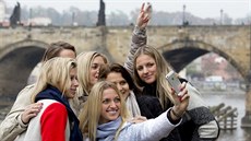 Selfie s Fed Cupem. Zleva Andrea Hlaváková, Lucie Hradecká, Klára Koukalová,...