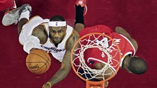 LeBron James (vlevo) z Clevelandu zakončuje přes bránícího Paula Millsapa na... LeBron James (vlevo) z Clevelandu zakončuje přes bránícího Paula Millsapa na...