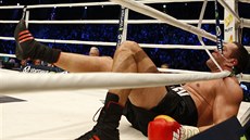 Bulharský boxer Kubrat Pulev po tvrdém úderu od Vladimira klika.