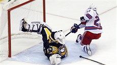 Gólman Marc-Andre Fleury z Pittbsurghu likviduje nájezd Dana Boyla z New York... Gólman Marc-Andre Fleury z Pittbsurghu likviduje nájezd Dana Boyla z New York...