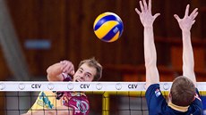 Liberecký volejbalista Libor Leikep útočí přes Philippa Tuitogu z Toulose. Liberecký volejbalista Libor Leikep útočí přes Philippa Tuitogu z Toulose.