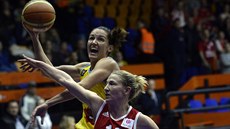Laia Palauová (vlevo) z USK Praha útočí přes Courtney Vanderslootovou z... Laia Palauová (vlevo) z USK Praha útočí přes Courtney Vanderslootovou z...