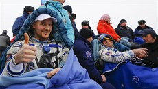 Nmecký kosmonaut Alexander Gerst zdraví novináe gestem po pistání v kazaské...
