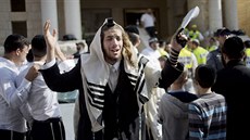 Ultraortodoxní židé se modlí za oběti ozbrojených útočníků, kteří napadli... Ultraortodoxní židé se modlí za oběti ozbrojených útočníků, kteří napadli...