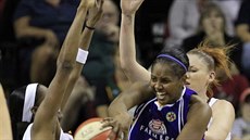 Noelle Quinnová (v modrém) z Los Angeles Sparks pod tlakem Lauren Jacksonové... Noelle Quinnová (v modrém) z Los Angeles Sparks pod tlakem Lauren Jacksonové...