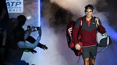 Roger Federer nastupuje k zápasu s Keiem Nišikorim. Roger Federer nastupuje k zápasu s Keiem Nišikorim.