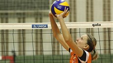 Veronika Tinklová (v oranovém) z Olomouce nahrává v duelu s belgickým...