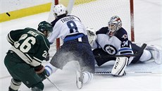 Michael Hutchinson (34) a Jacob Trouba (8) hlídají branku Winnipegu proti...