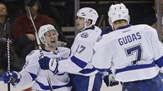 Tyler Johnson, Alex Killorn a Radko Gudas oslavují gól Tampy Bay.