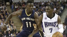 Darren Collison (vpravo) ze Sacramenta obchází Jrue Holidaye z New Orleans.