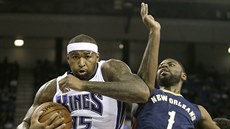 DeMarcus Cousins (vlevo) ze Sacramenta doskoil mí ped Tyrekem Evansem z New...