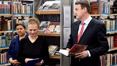 Ředitelka knihovny Blanka Konvalinková a hejtman Martin Půta při zařazování... Ředitelka knihovny Blanka Konvalinková a hejtman Martin Půta při zařazování...