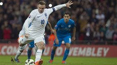 Anglický útoník Wayne Rooney promuje penaltu v kvalifikaním duelu proti...