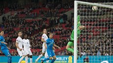 Anglický gólman Joe Hart inkasuje v zápase proti Slovinsku, vlastní gól si...