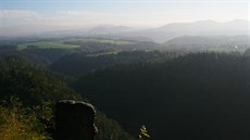 Zprava Gohrisch a Papstein, na pozadí tabule vrcholu Grosser Zschirnstein