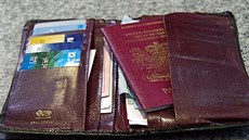 Peněženka, kterou britská turista ztratil v roce 1996 ve vlaku z Curychu do... Peněženka, kterou britská turista ztratil v roce 1996 ve vlaku z Curychu do...