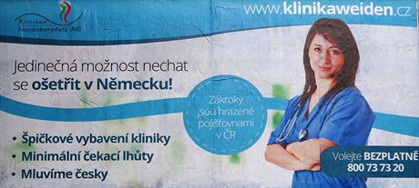 Reklama na kliniku v nmeckém Weidenu, která se objevila v Plzni (27. listopadu...