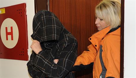 Zdravotní sestra Vra Mareová u soudu, který rozhodoval o její vazb. (27. 11. 2014)