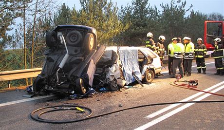 Nehodou citroënu a felicie nedaleko eských Budjovic nepeili ti lidé (28. listopadu 2014).