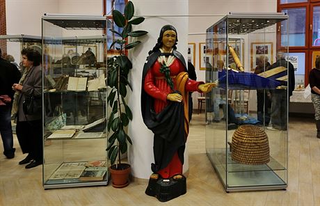 Výstava Chvála píli vel v Regionálním muzeu v Náchod. Figury svtic slouily...