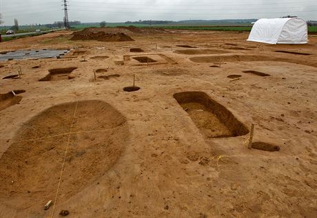 Archeologické nalezit pod budoucí dálnicí D11 u Hradce Králové. Vdci...