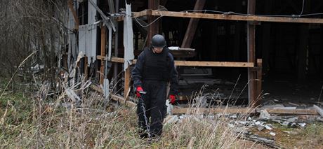 Pyrotechnici prohledávají okolí vybuchlého muniního skladu ve Vrbticích. (21....