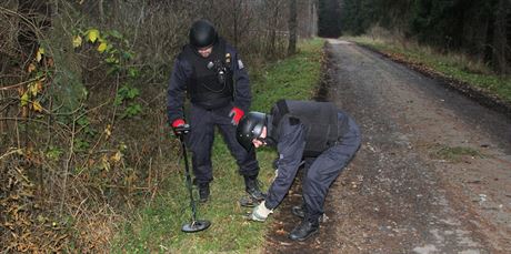 V minulých týdnech pyrotechnici prohledávali okolí vybuchlého muniního skladu, po dalích explozích do areálu znovu nesmí.