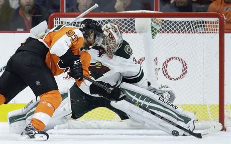 TAHOUN. Jakub Voráek v této sezon v NHL táhne tým z Philadelphie. Po 26 zápasech má 33 bod. Gólem i asistencí se podílel na tém polovin zásah Flyers.