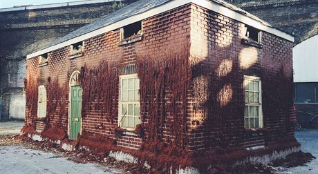 Alex Chinneck své dílo dotáhl k dokonalosti. Z parafínu vyrobil i prsvitná...