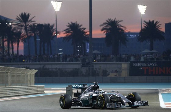 Lewis Hamilton si svití pro titul v závreném závodu sezony v Abú Zabí.