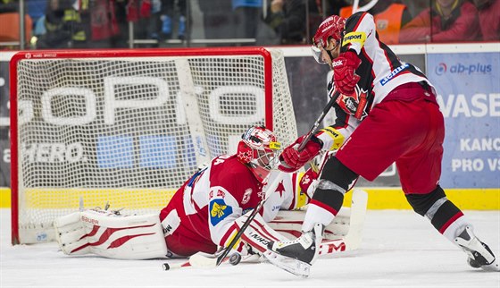 Ped hradeckým útoníkem Michalem Tvrdíkem zasahuje branká Slavie Adam Svoboda.