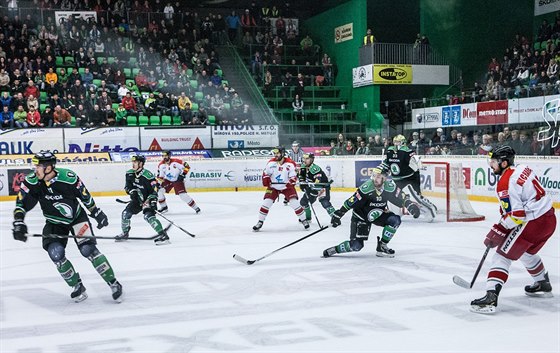 Momentka z utkn Mlad Boleslav (tmav) vs Olomouc.