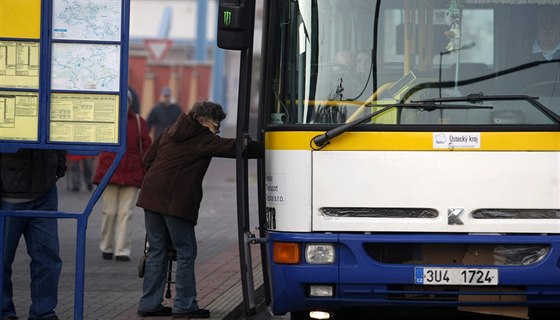 Pokud lidé s koárky a senioi starí sedmdesti let pekroí v krajském autobuse hranice Teplic, kde mají dopravu zdarma, stanou se bez zaplacené jízdenky ernými pasaéry a bude jim hrozit pokuta a 1 500 korun.