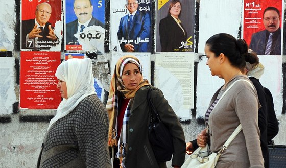 eny prochází kolem volebních plakátu, v nedli Tunisané volí prezidenta (21....