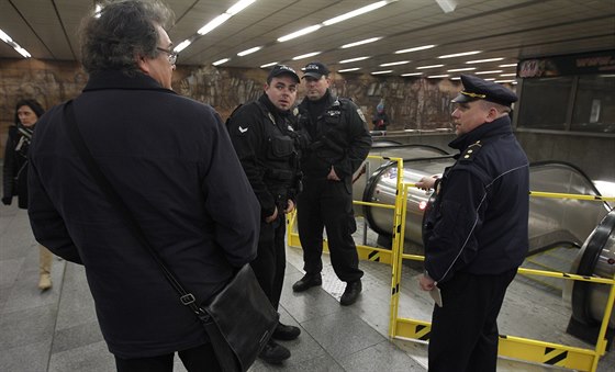 Ve výstupu z metra ve stanici Mstek se zasekly eskalátory a daly se do...