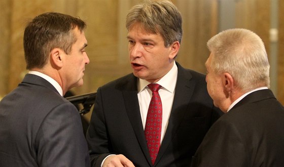 Brnnský primátor Petr Vokál z ANO (vlevo) na snímku se svým pedchdcem Romanem Onderkou z SSD (uprosted).
